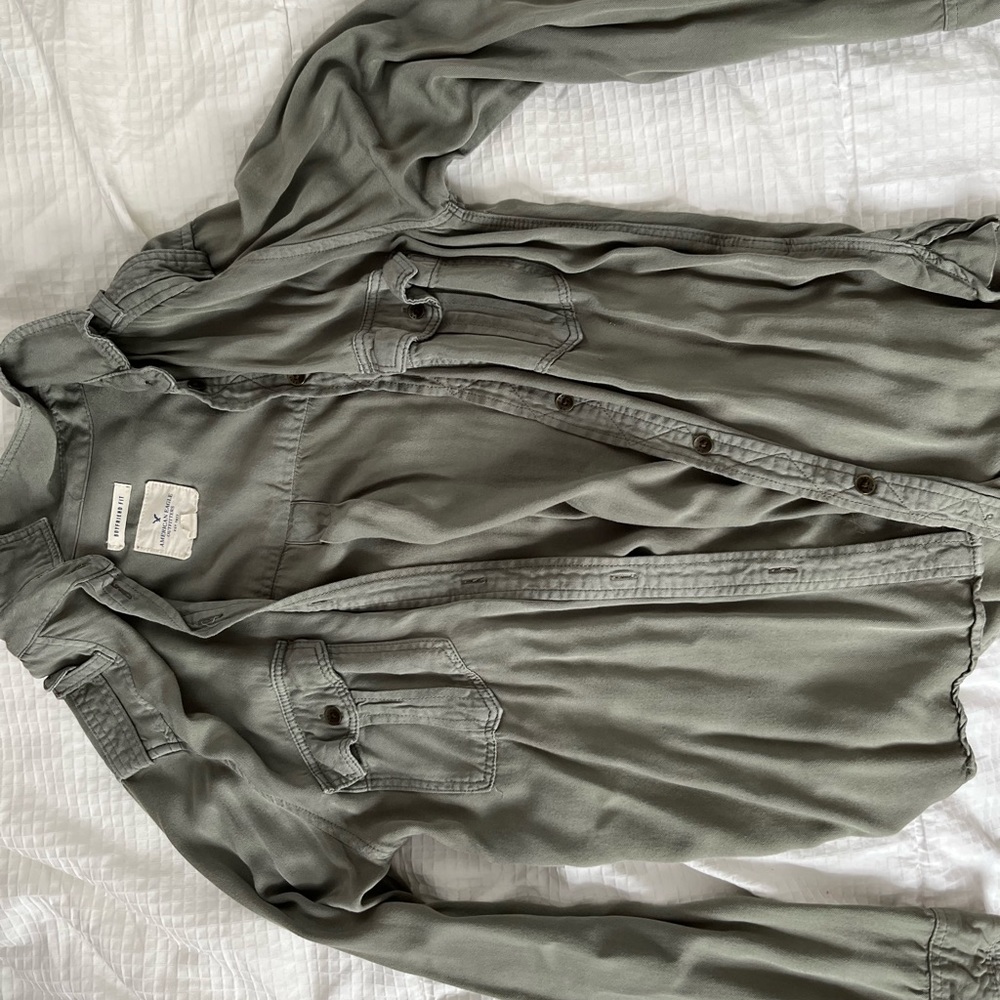 American eagle green button down with pockets
